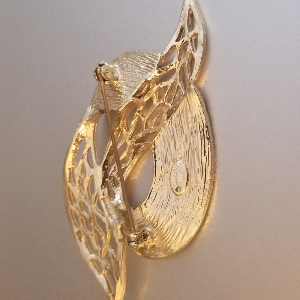 Vintage Signed Celebrity NY Gold Ribbon Swirl Openwork Filigree Brooch - Picture 3 of 3
